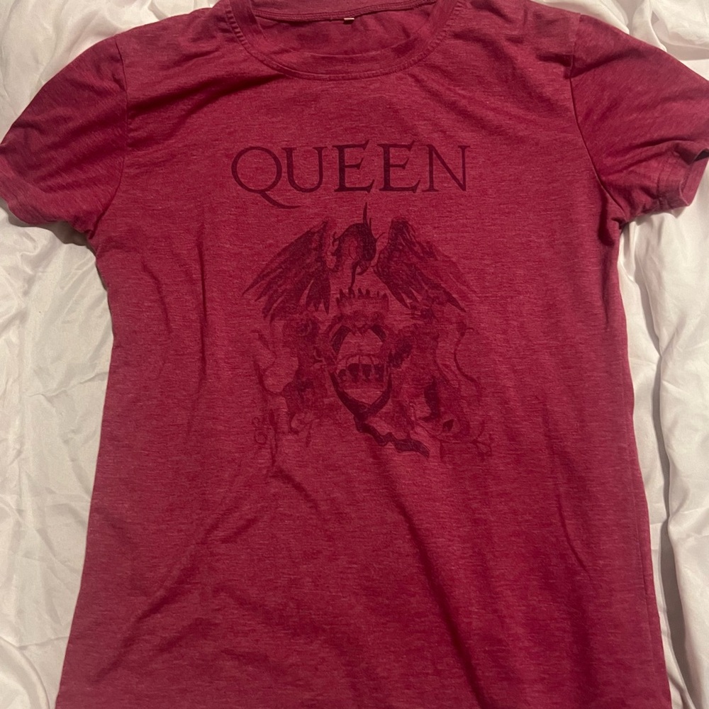 70’s Rock Band Queen Graphic T-Shirt in Red Size L